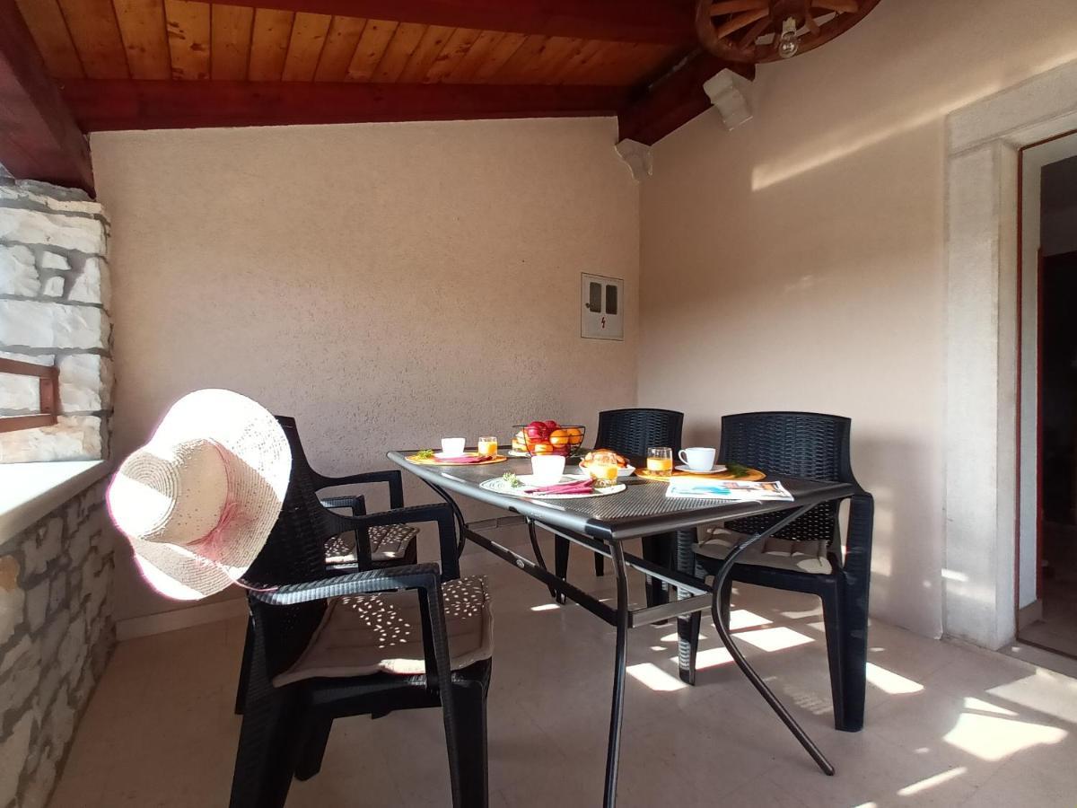 Guesthouse Marija Potpićan Eksteriør bilde